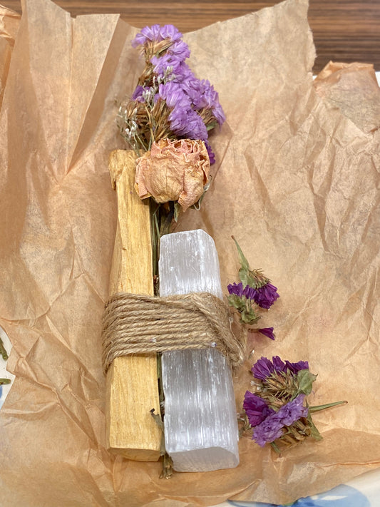 Palo Santo Flora Bundle with Selenite