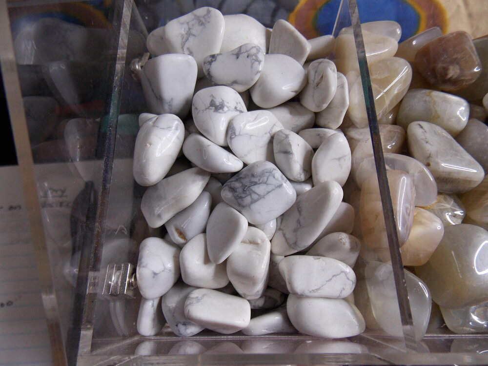 Howlite 1pc (dime size)