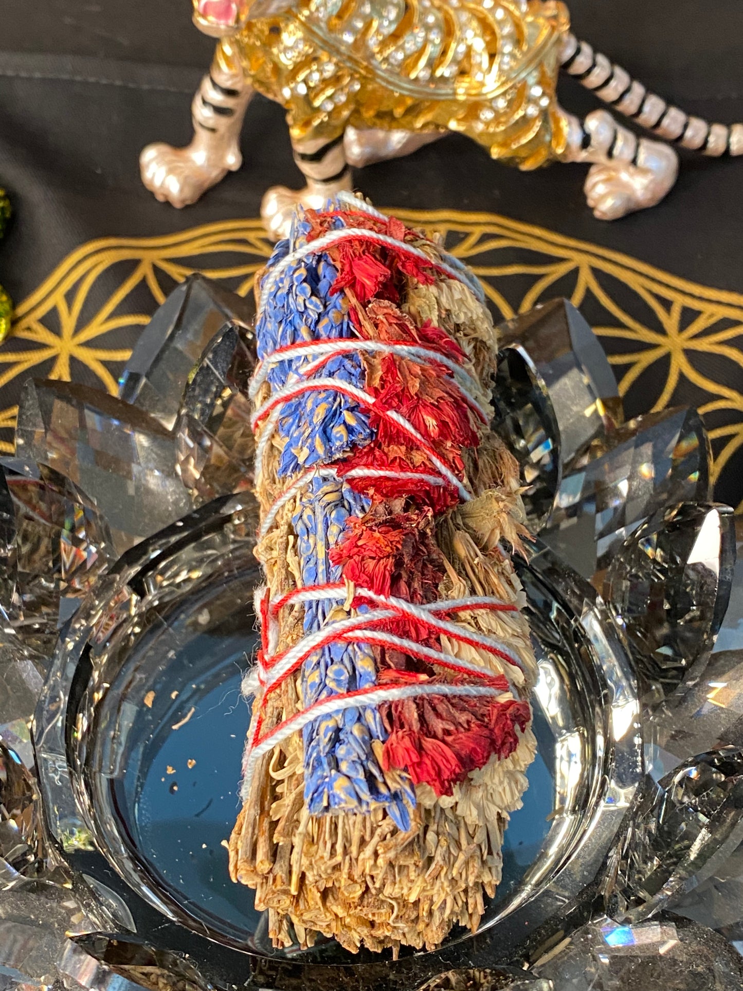 Shasta/ Blue Sage Smudge with red sinuata + White Sinuata & Sudan Blue 4"